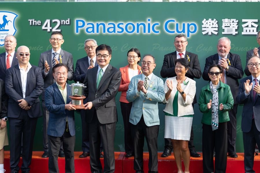 Panasonic Holdings Corporation 集團副總裁本間哲朗先生（前排左三）將「樂聲盃」獎盃頒予「睿盛人生」的勝出馬主呂子元（前排左一）及其代表（前排左二）。